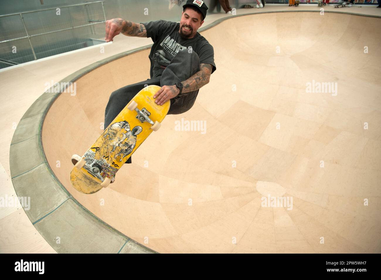 La gente fa skateboard in una ciotola personalizzata costruita all'interno del negozio del marchio Supreme sulla Sunset Strip all'ex stie della Tower Records a Los Angeles, California Foto Stock