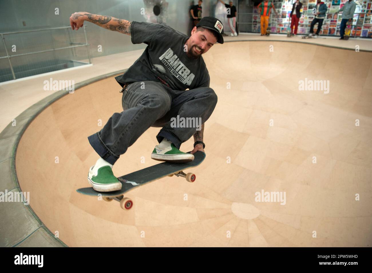 La gente fa skateboard in una ciotola personalizzata costruita all'interno del negozio del marchio Supreme sulla Sunset Strip all'ex stie della Tower Records a Los Angeles, California Foto Stock
