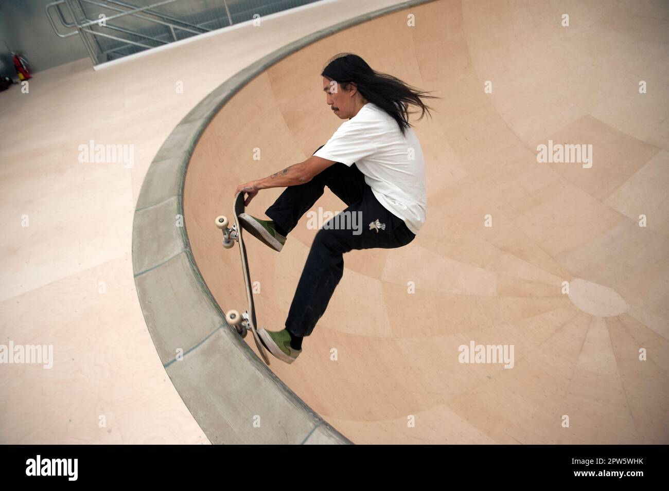 La gente fa skateboard in una ciotola personalizzata costruita all'interno del negozio del marchio Supreme sulla Sunset Strip all'ex stie della Tower Records a Los Angeles, California Foto Stock