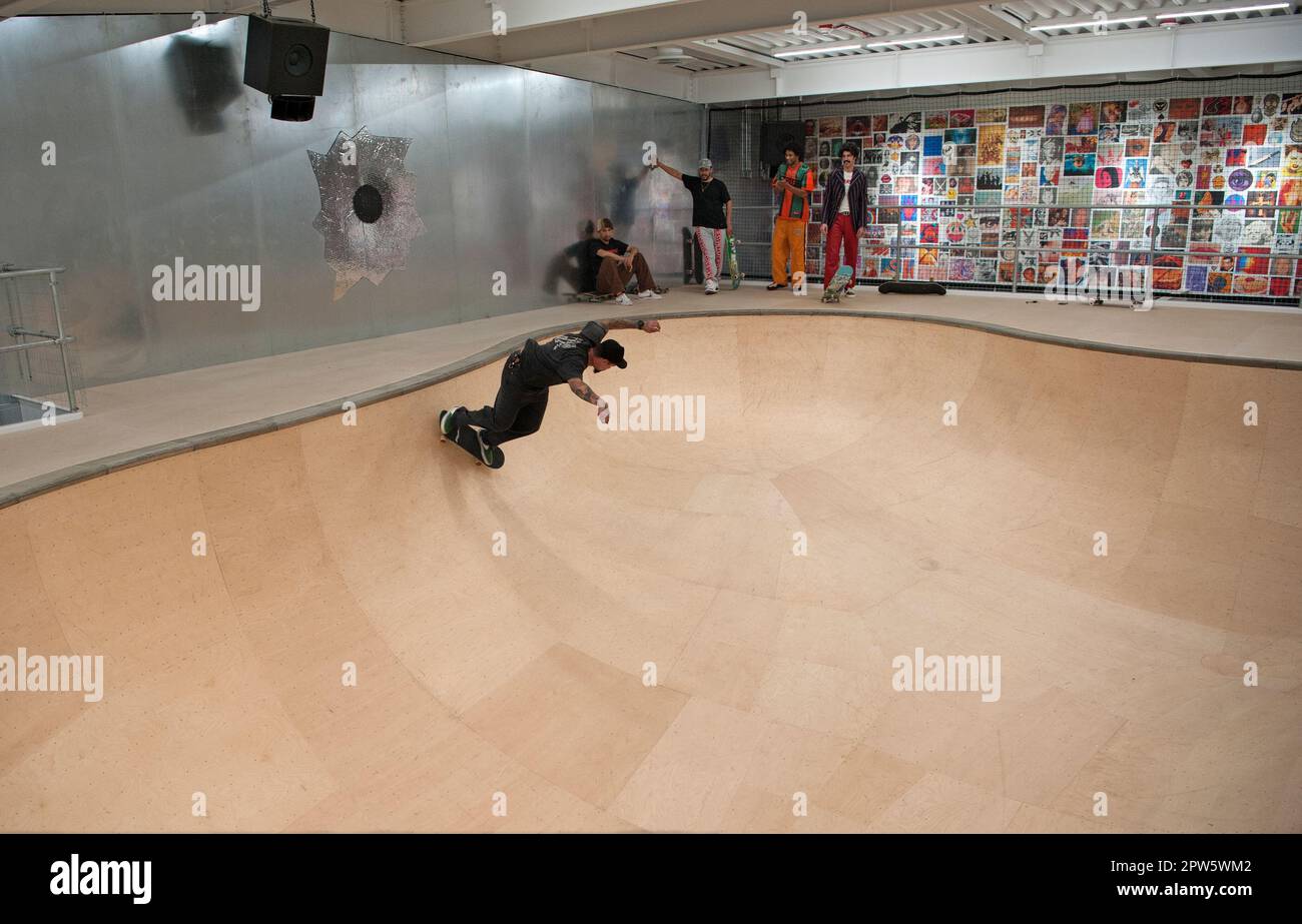La gente fa skateboard in una ciotola personalizzata costruita all'interno del negozio del marchio Supreme sulla Sunset Strip all'ex stie della Tower Records a Los Angeles, California Foto Stock