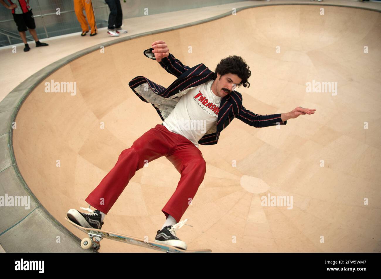 La gente fa skateboard in una ciotola personalizzata costruita all'interno del negozio del marchio Supreme sulla Sunset Strip all'ex stie della Tower Records a Los Angeles, California Foto Stock