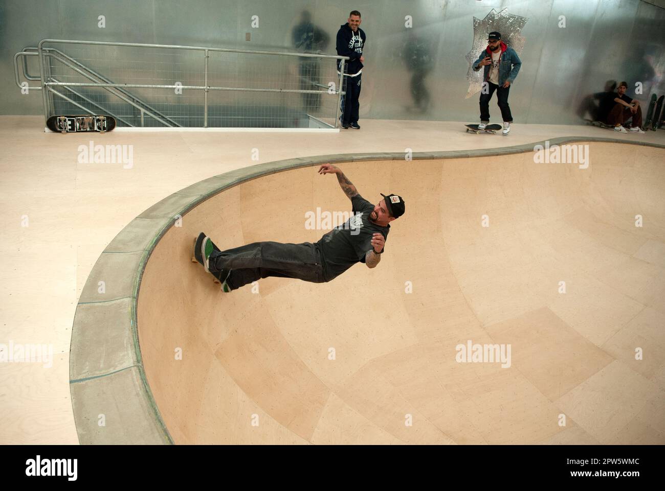 La gente fa skateboard in una ciotola personalizzata costruita all'interno del negozio del marchio Supreme sulla Sunset Strip all'ex stie della Tower Records a Los Angeles, California Foto Stock