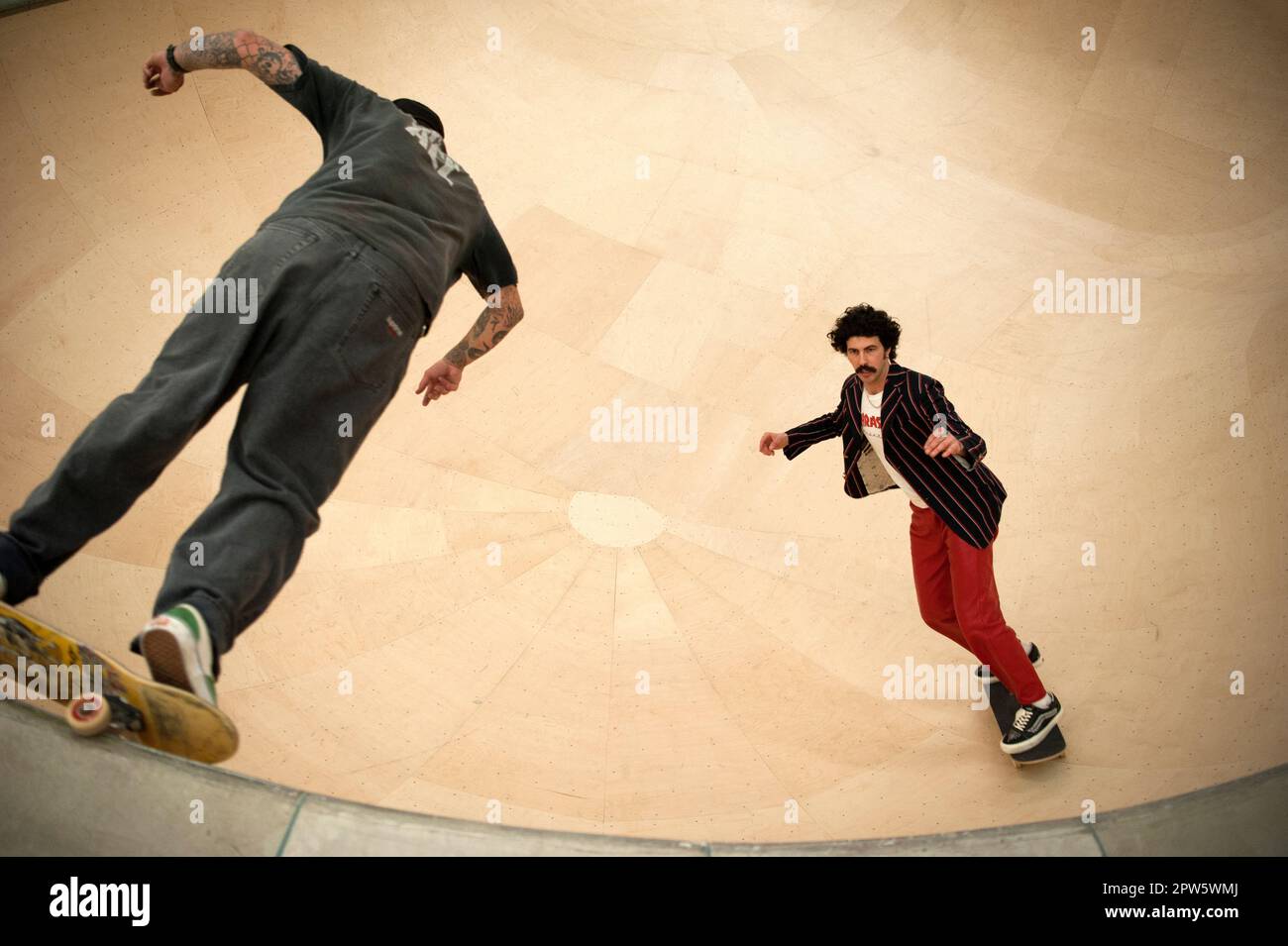 La gente fa skateboard in una ciotola personalizzata costruita all'interno del negozio del marchio Supreme sulla Sunset Strip all'ex stie della Tower Records a Los Angeles, California Foto Stock