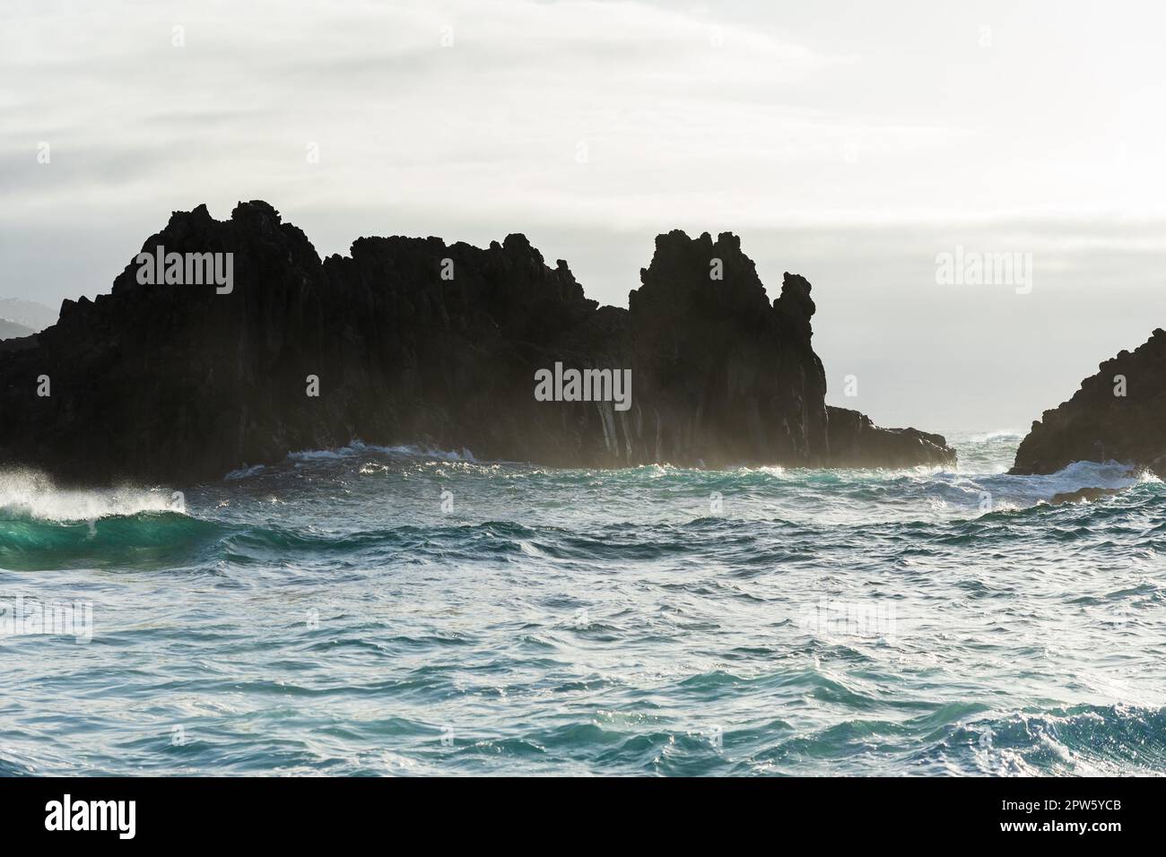 Costa nord atlantica vicino al villaggio di El Pris. Tenerife. Isole Canarie. Spagna. Foto Stock