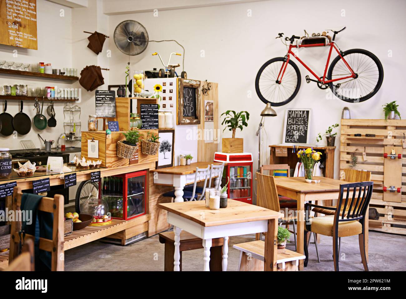 Questo caffè merita una visita. Interno di una pittoresca caffetteria contemporanea Foto Stock