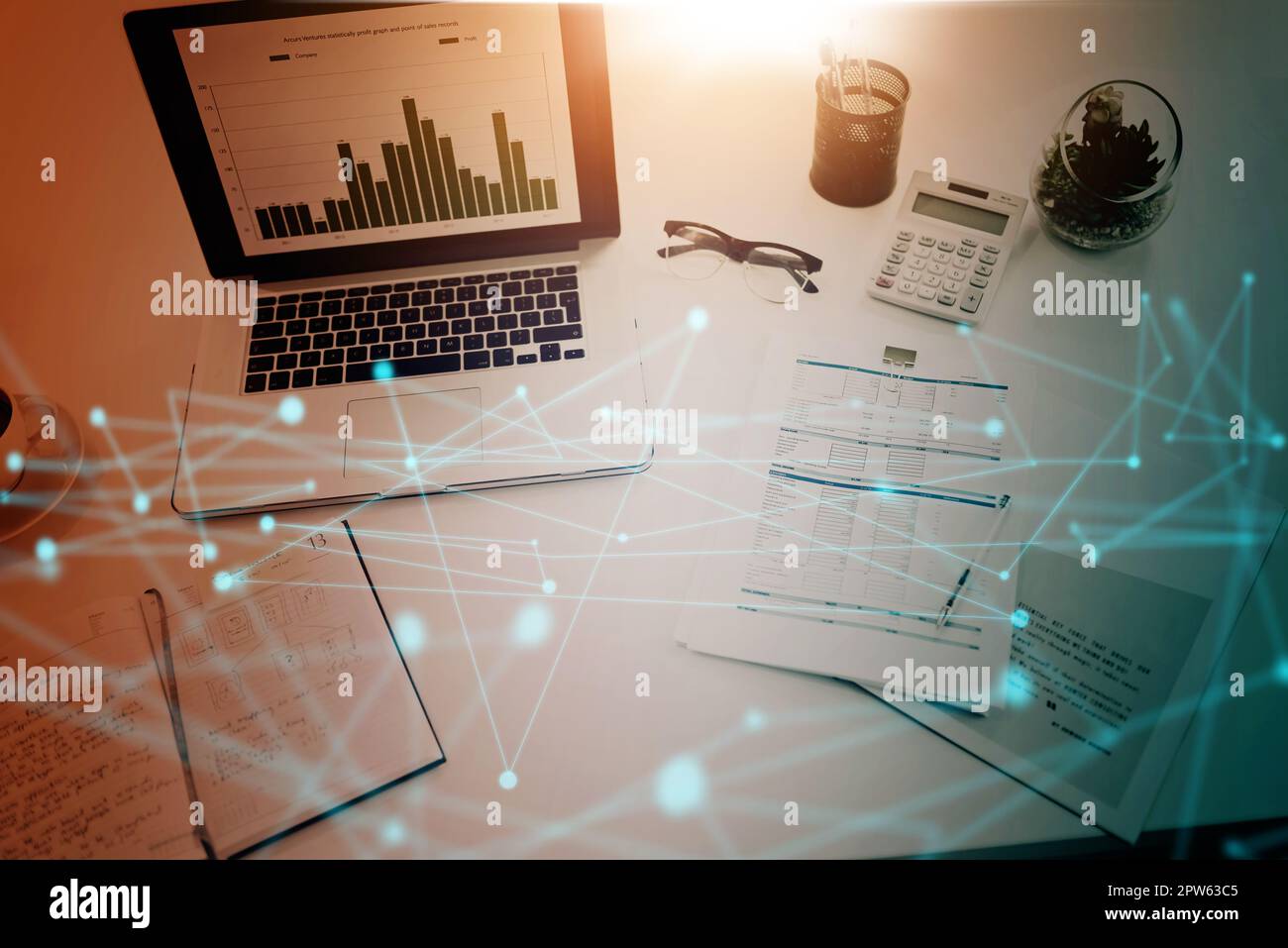 Schermo del notebook aziendale, overlay grafico digitale e report finanziario per il profitto aziendale con l'innovazione dell'informatica e la luce parassita dell'obiettivo. Contabilità, fin Foto Stock