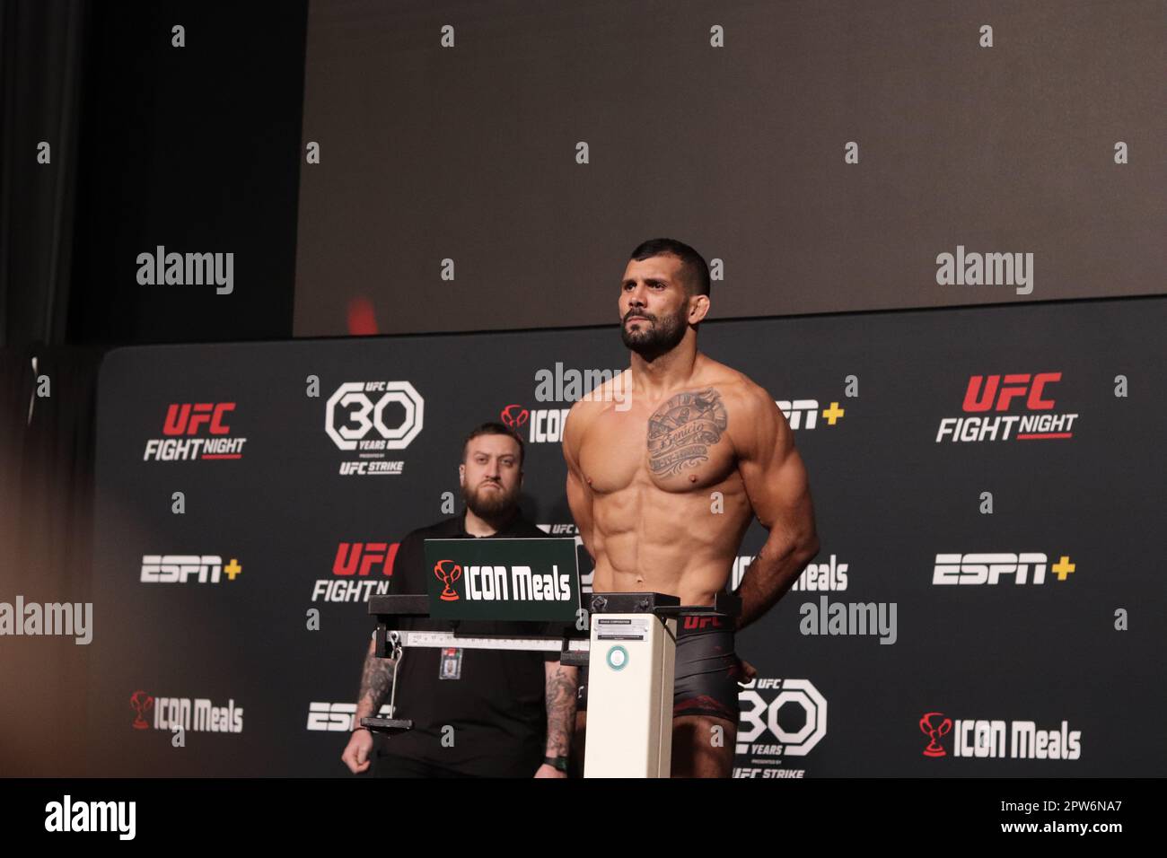 LAS VEGAS, NV - APRILE 28: Rodolfo Vieira posa in scala durante l'UFC Vegas 72: Weigh-in all'UFC Apex il 28 Aprile 2023 a Las Vegas, Nevada, Stati Uniti. (Foto di Diego Ribas/PxImages) Foto Stock