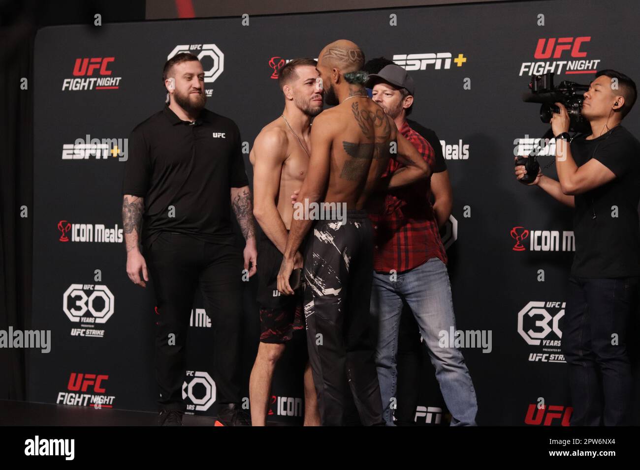 LAS VEGAS, NV - APRILE 28: Cody Durden e Charles Johnson affrontano durante l'UFC Vegas 72: Weigh-in all'UFC Apex il 28 Aprile 2023 a Las Vegas, Nevada, Stati Uniti. (Foto di Diego Ribas/PxImages) Foto Stock