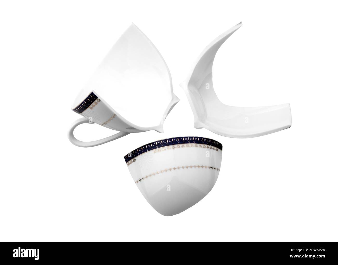 Tre pezzi di tazza di porcellana rotta isolato su sfondo bianco Foto Stock