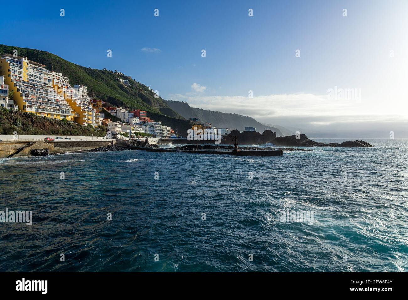 Costa nord atlantica vicino al villaggio di El Pris. Tenerife. Isole Canarie. Spagna. Foto Stock