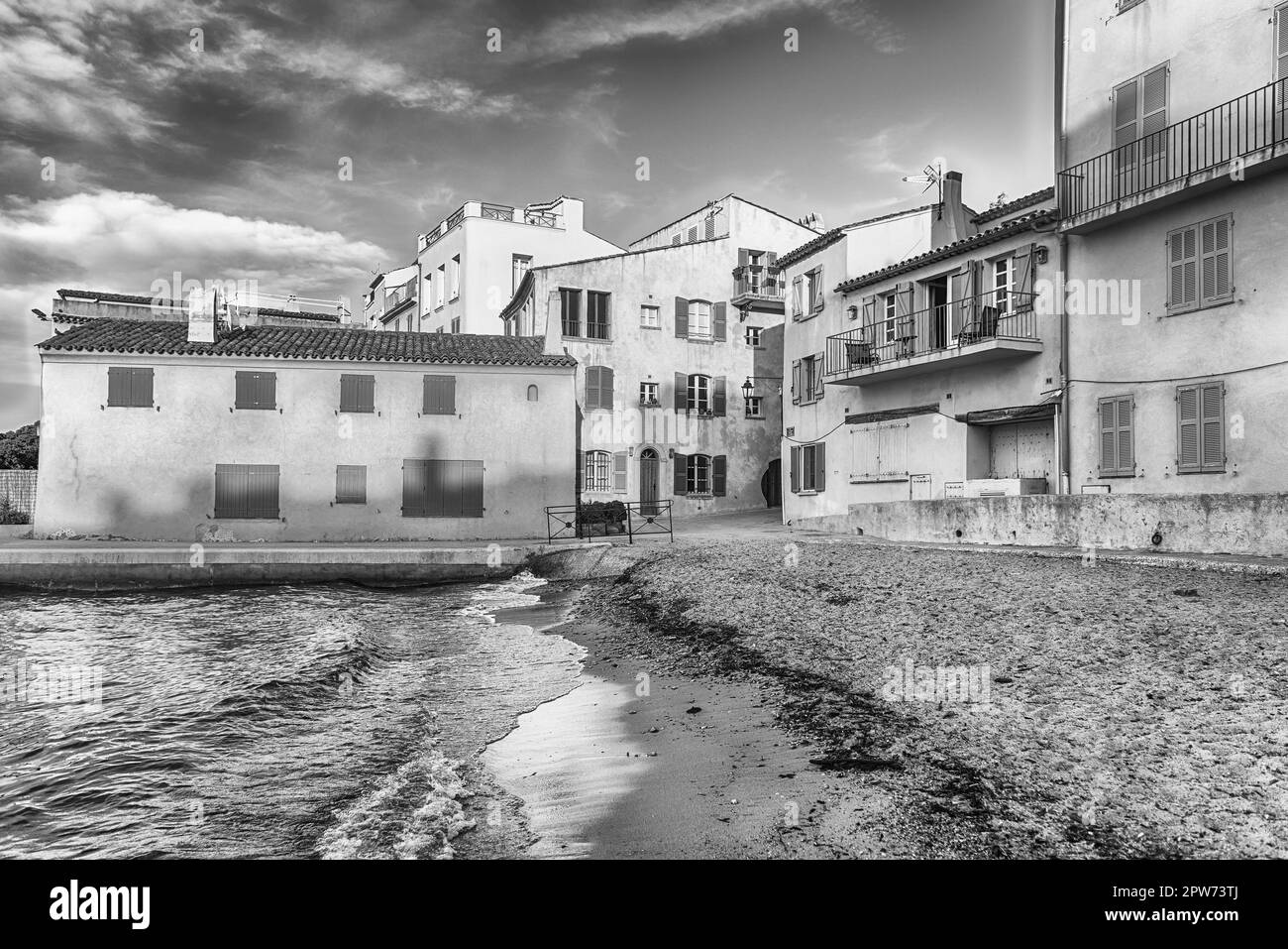 La pittoresca spiaggia la Ponche nel centro di Saint-Tropez, Costa Azzurra, Francia. La citta' e' un resort famoso in tutto il mondo per il jet set a europeo e americano Foto Stock