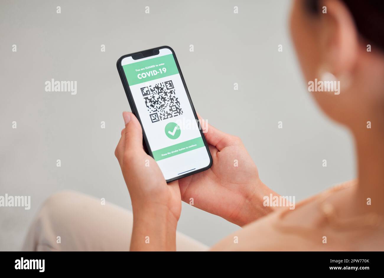 Passaporto vaccino Covid, certificato digitale e pass di viaggio immunità visualizzati con codice qr sullo schermo del telefono per l'autorizzazione alla salute. Donna, turistica e t Foto Stock