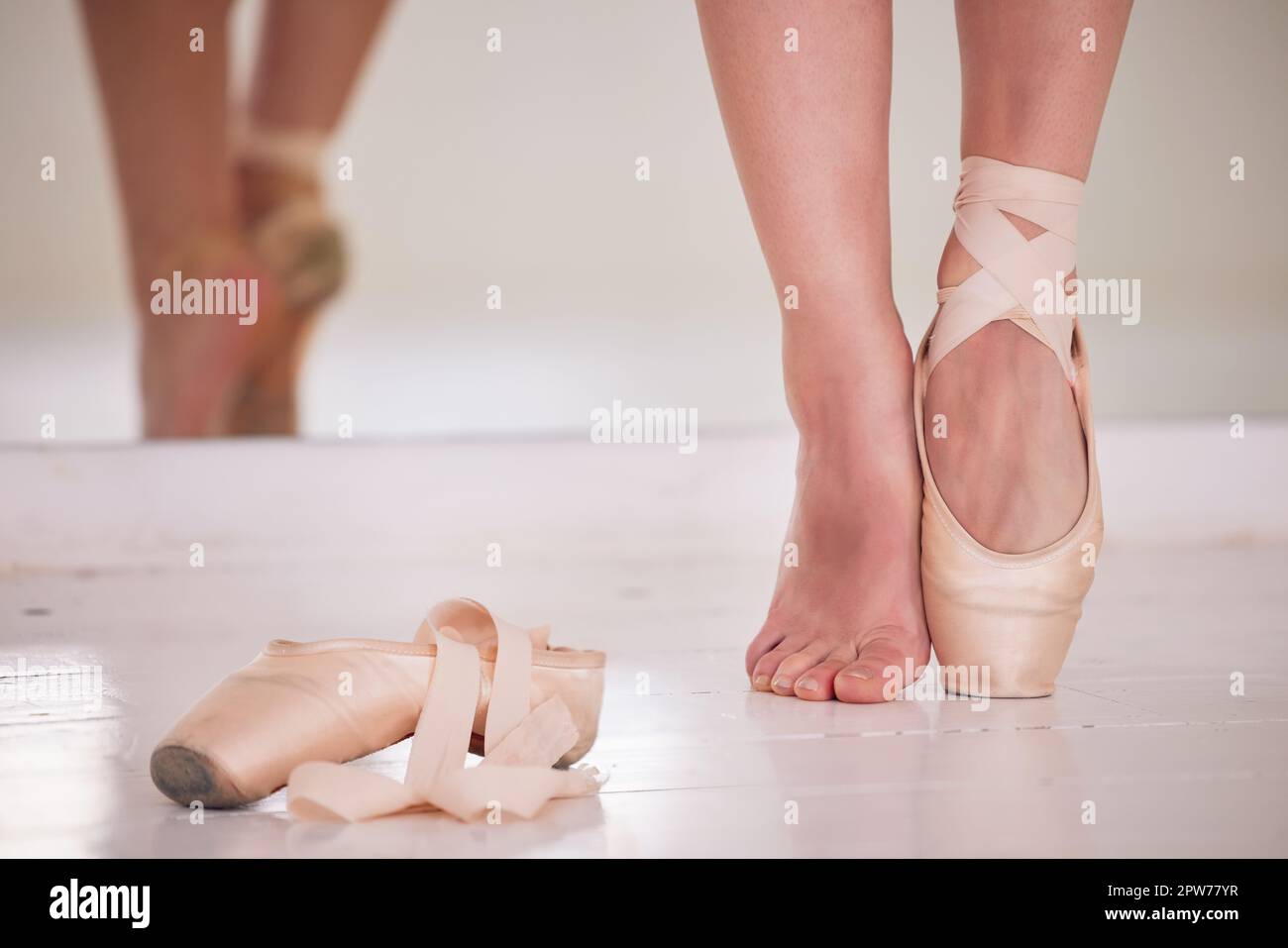 Piedi di primo piano per balletto, scarpe da ballerina o gambe da ballerino  dopo una coreografia di palco bella, di classe o elegante. Donna  professionista o theate Foto stock - Alamy