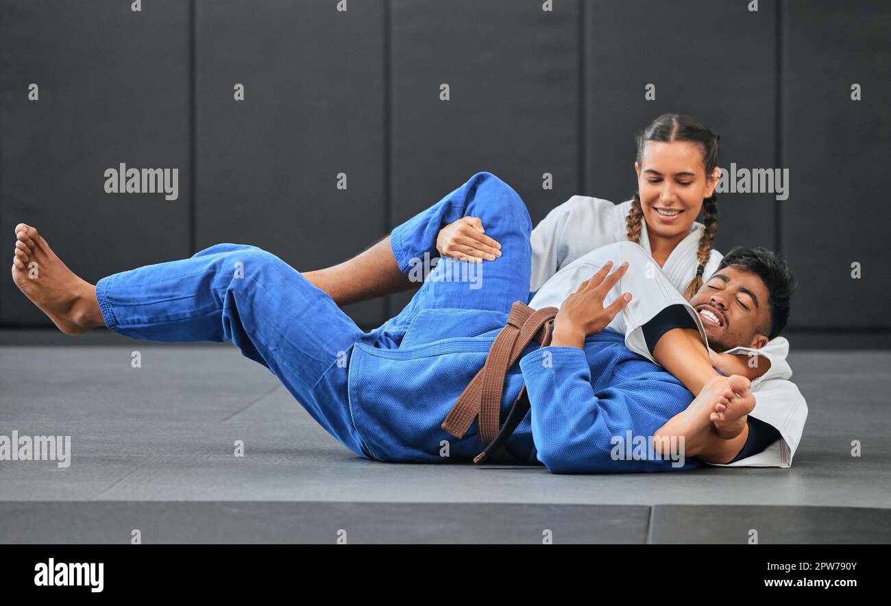 Combattenti di Karate, judo e aikido che lottano per vincere in arti marziali combattono la competizione per allenarsi o allenarsi. Vincendo competitivo femminile o atleta Foto Stock