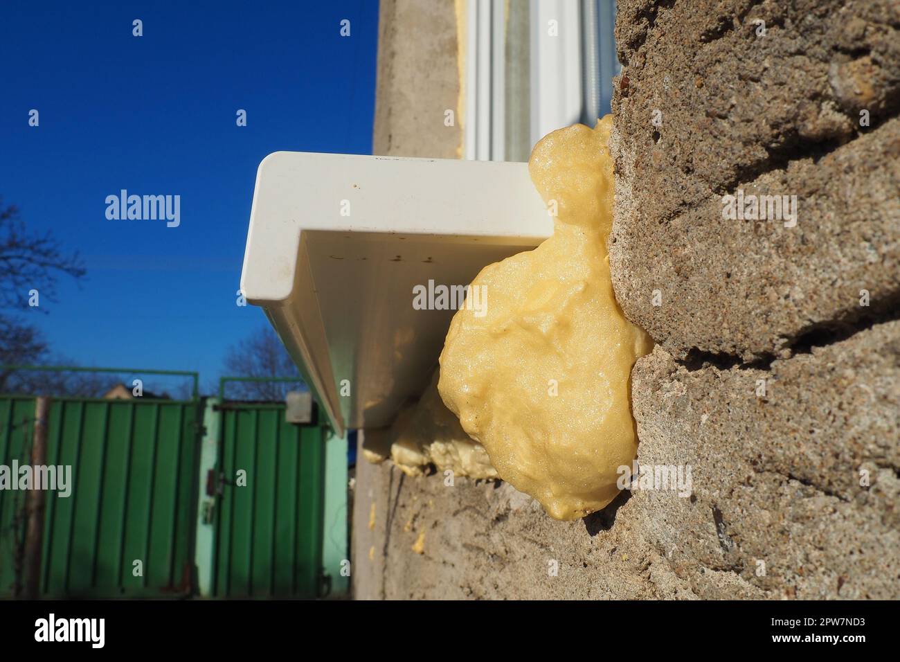 Gommapiuma di montaggio - sigillante in poliuretano espanso. La schiuma è costituita da metilene difenildiisocianato e polioli. Nella produzione di schiuma, auxili vari Foto Stock