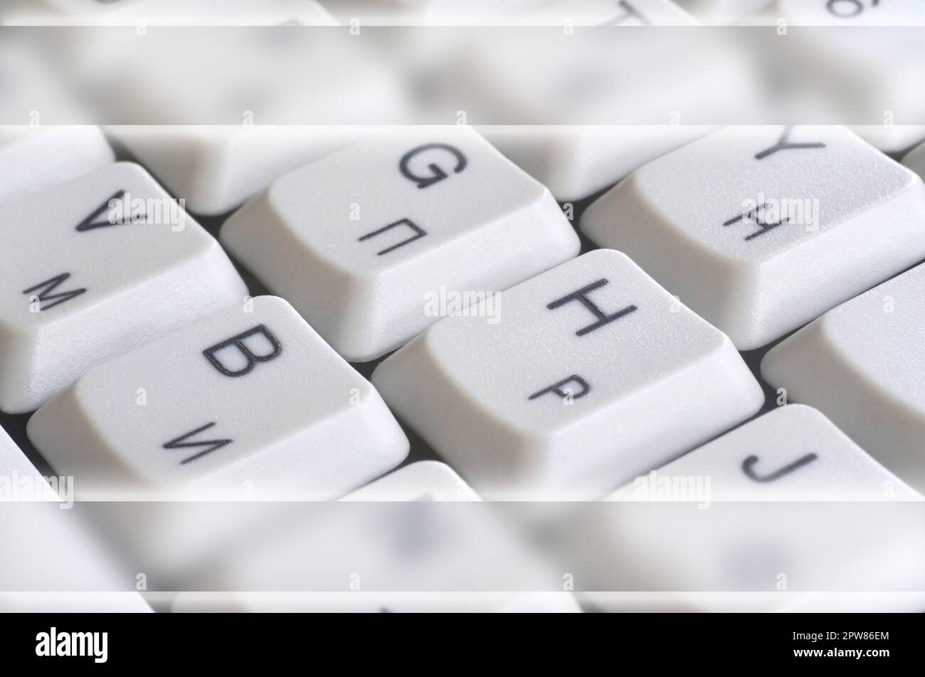 Close-up del calcolatore bianco classico con tastiera inglese e russo lettere con spazio Copia campo Foto Stock