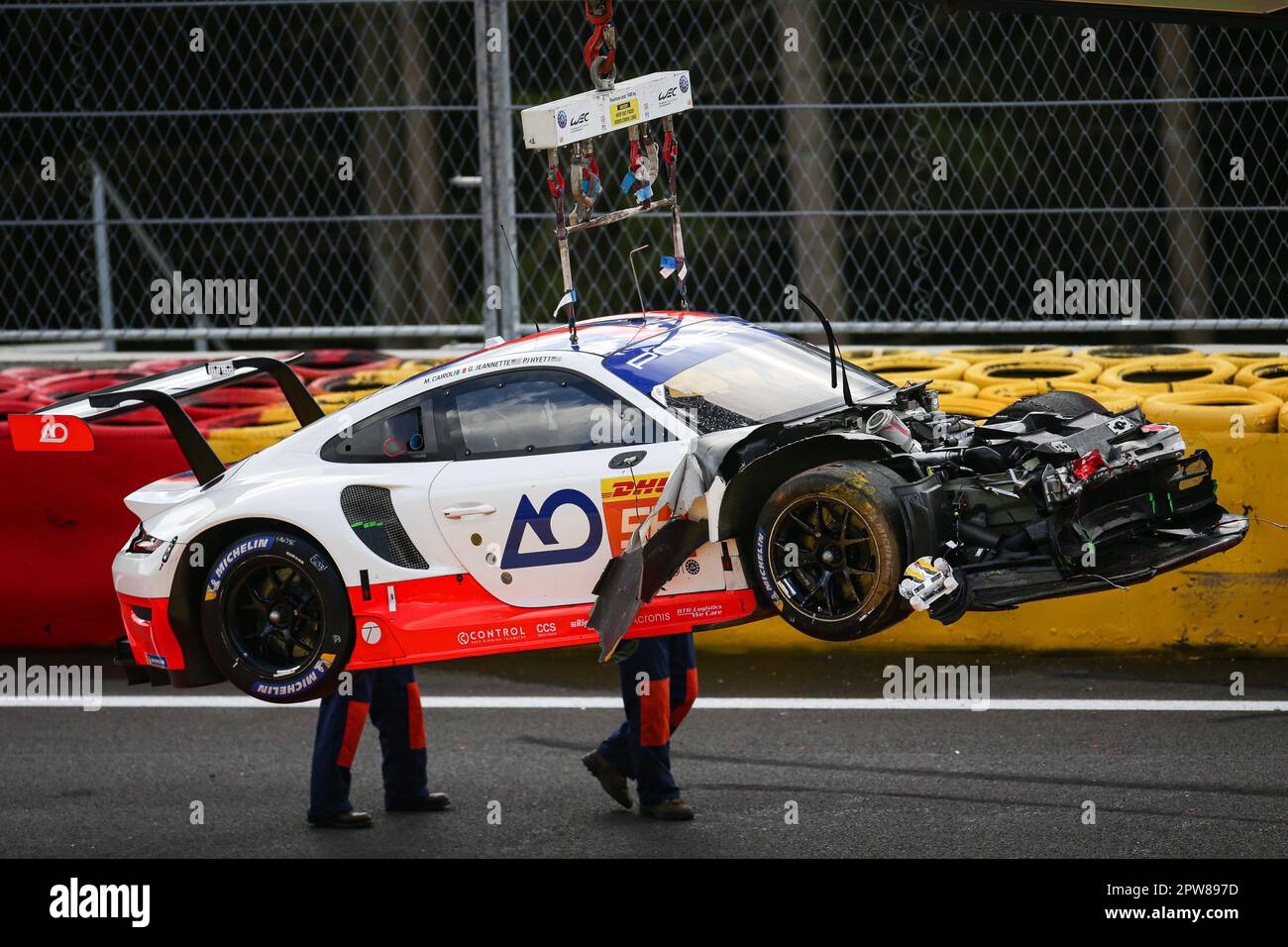 Stavelot, Belgio. 28th Apr, 2023. La Porsche 911 RSR-19 si svolge in pista dopo il pilota americano P.J. Hyett del progetto 1 - AO si è schiantato durante la gara di qualificazione della categoria AM LMGTE per la 6 ore di Spa-Francorchamps, terzo round del Campionato Mondiale di Endurance FIA 2023 (WEC) sul circuito di Spa-Francorchamps di Stavelot, Belgio, 28 aprile 2023. Credit: Zheng Huansong/Xinhua/Alamy Live News Foto Stock