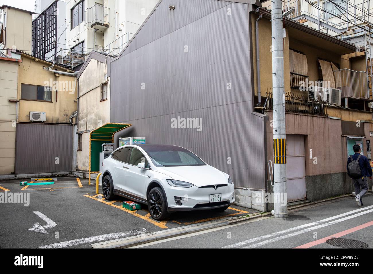 Kyoto Giappone, veicolo elettrico bianco Tesla modello Y parcheggiato nel centro di Kyoto, Giappone, Asia, aprile 2023 Foto Stock