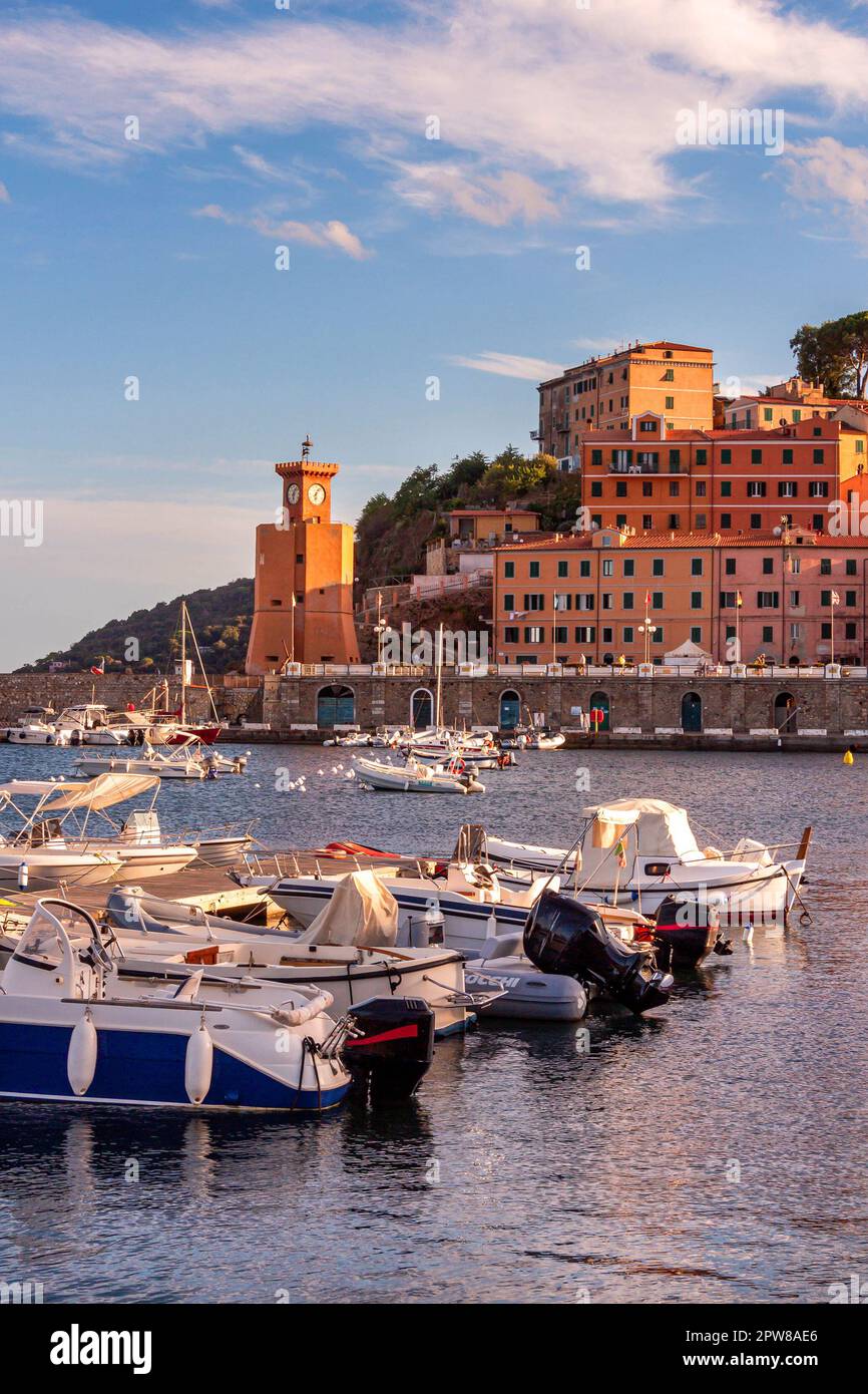Rio Marina, Isola d'Elba, Italia - 20 settembre 2021 paesaggio urbano e porto di Rio Marina con chiesa di San Rocco Foto Stock