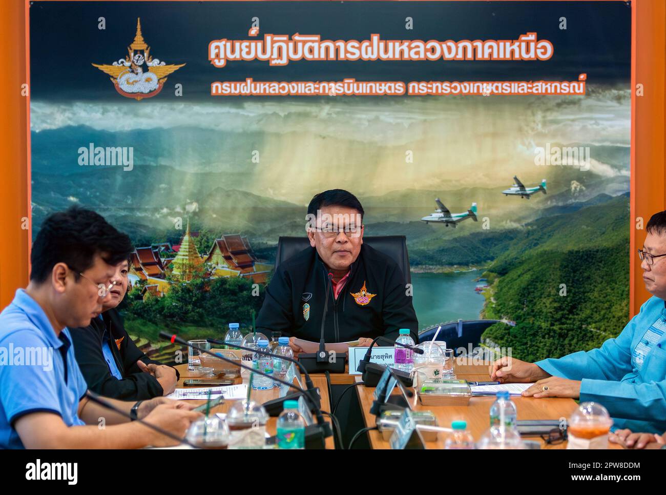 Il Direttore Generale del Dipartimento della Royal Rainmaking and Agricultural Aviation, Supit Pitaktham (C), parla durante un incontro che riassume i risultati delle Royal Rainmaking Operations, missione per alleviare la foschia, gli incendi boschivi e i problemi di polvere nella regione settentrionale presso il Northern Royal Rainmaking Operation Center di Chiang mai. Nel nord della Thailandia i problemi di polvere sono stati risolti dopo che il Dipartimento di Royal Rainmaking e Aviazione agricola ha mobilitato le forze e le attrezzature, ha lanciato le operazioni, volare e spruzzare acqua per alleviare i problemi di polvere e fumo, e fare la pioggia reale. Foto Stock