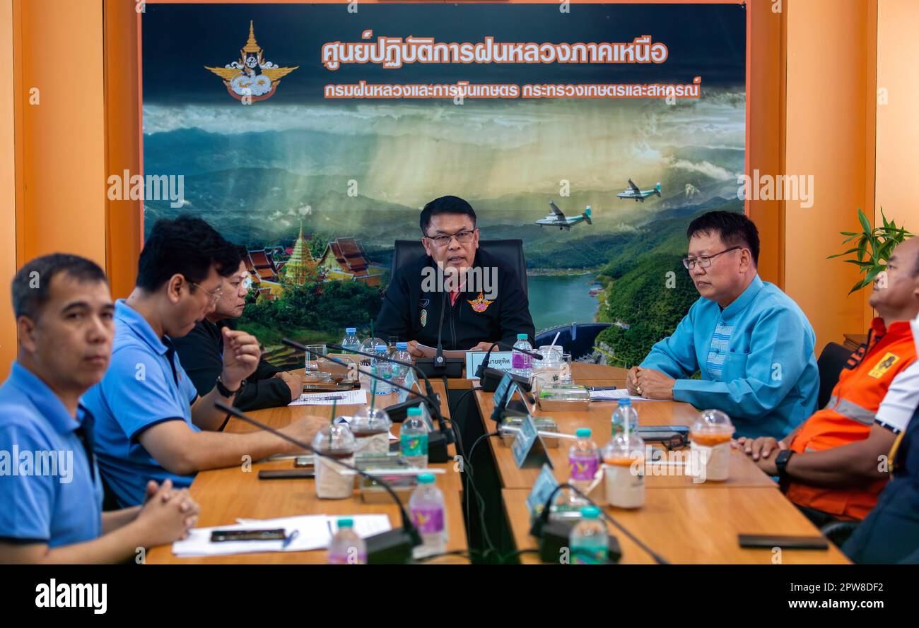 Il Direttore Generale del Dipartimento della Royal Rainmaking and Agricultural Aviation, Supit Pitaktham (C), parla durante un incontro che riassume i risultati delle Royal Rainmaking Operations, missione per alleviare la foschia, gli incendi boschivi e i problemi di polvere nella regione settentrionale presso il Northern Royal Rainmaking Operation Center di Chiang mai. Nel nord della Thailandia i problemi di polvere sono stati risolti dopo che il Dipartimento di Royal Rainmaking e Aviazione agricola ha mobilitato le forze e le attrezzature, ha lanciato le operazioni, volare e spruzzare acqua per alleviare i problemi di polvere e fumo, e fare la pioggia reale. (Foto di Pongmanat Tas Foto Stock