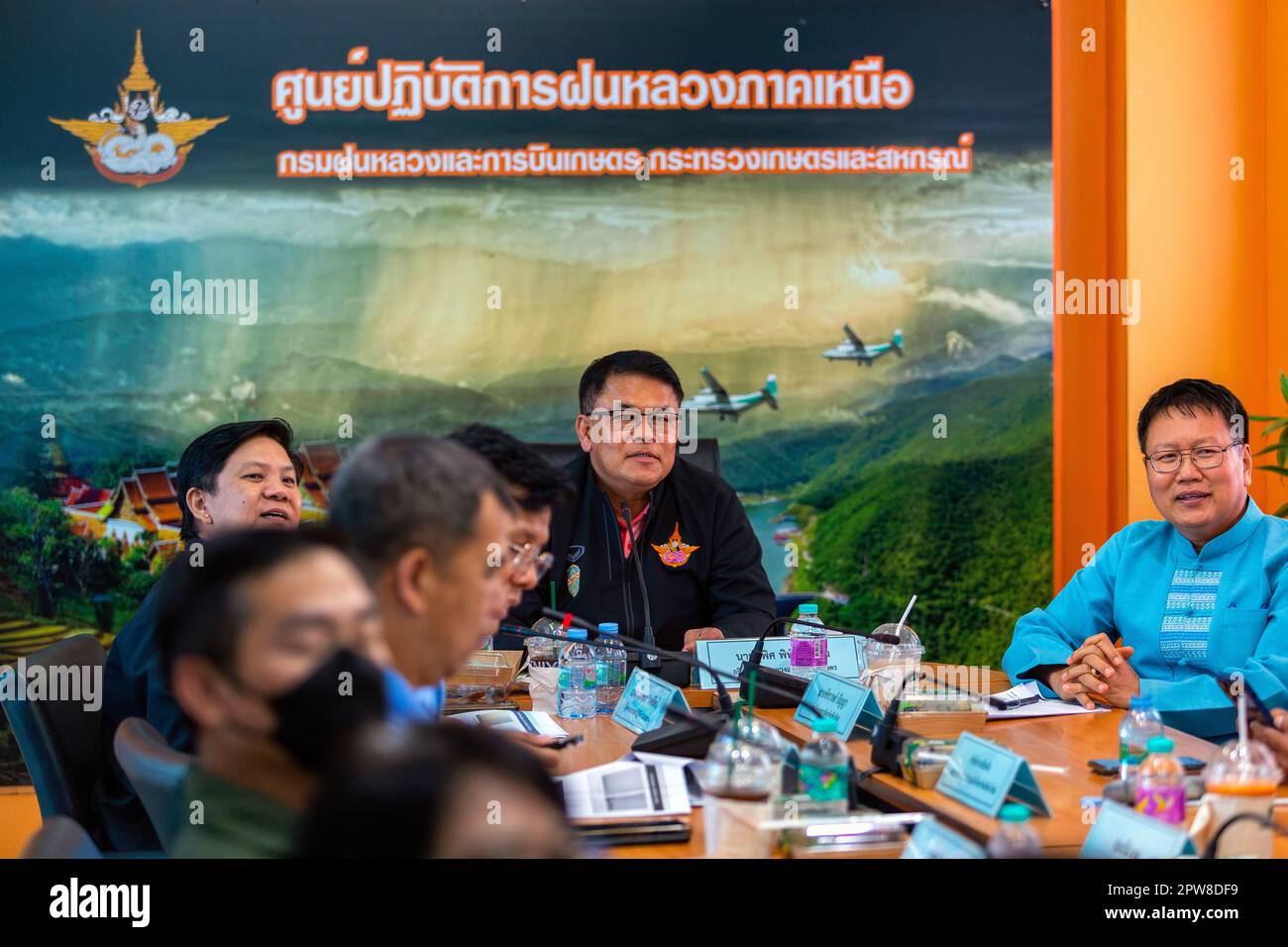 Il Direttore Generale del Dipartimento della Royal Rainmaking and Agricultural Aviation, Supit Pitaktham (C), parla durante un incontro che riassume i risultati delle Royal Rainmaking Operations, missione per alleviare la foschia, gli incendi boschivi e i problemi di polvere nella regione settentrionale presso il Northern Royal Rainmaking Operation Center di Chiang mai. Nel nord della Thailandia i problemi di polvere sono stati risolti dopo che il Dipartimento di Royal Rainmaking e Aviazione agricola ha mobilitato le forze e le attrezzature, ha lanciato le operazioni, volare e spruzzare acqua per alleviare i problemi di polvere e fumo, e fare la pioggia reale. (Foto di Pongmanat Tas Foto Stock