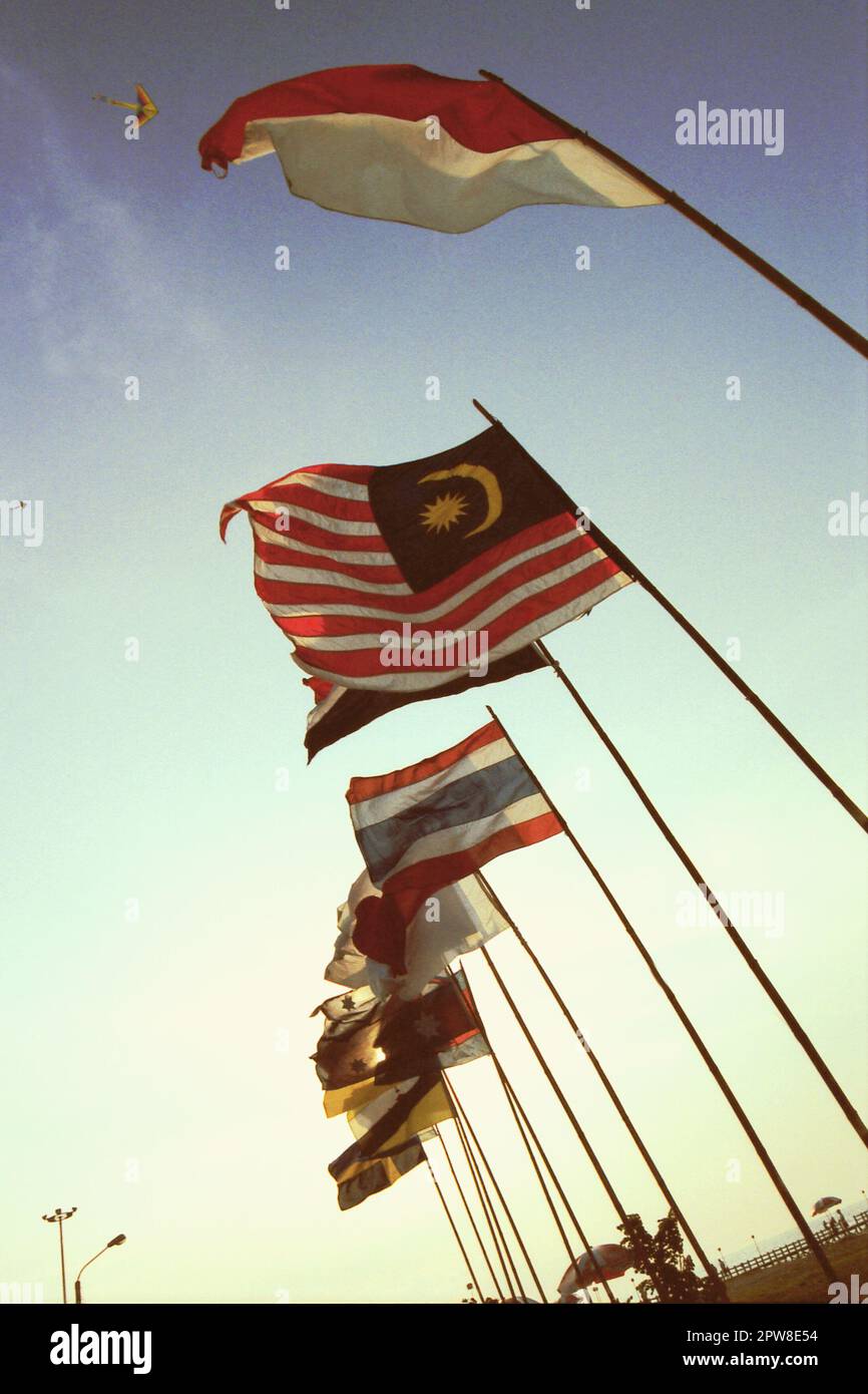 Bandiere dei paesi partecipanti durante il 2004° Festival Internazionale del Kite di Giacarta che si è tenuto il 9-11 luglio a Karnaval (Carnival) Beach ad Ancol Dreamland, North Jakarta, Jakarta, Indonesia. Foto Stock