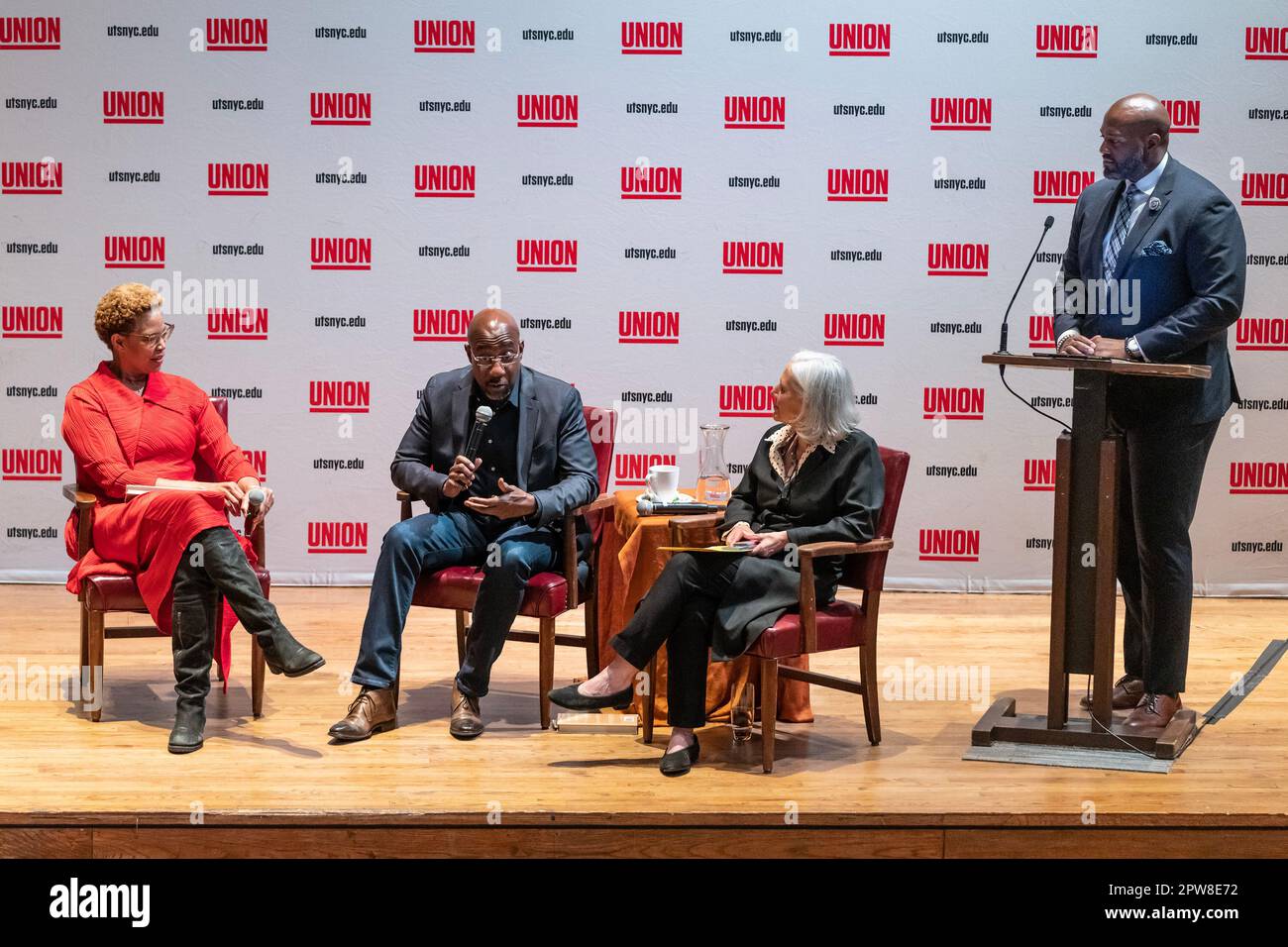 New York, Stati Uniti. 28th Apr, 2023. Il Senatore Raphael Warnock partecipa alla Union Theological Seminary Alumni Week a New York il 28 aprile 2023. Nel corso del gruppo, Senatore si è Unito al reverendo Adriene Thorne, Presidente del Seminario Teologico dell'Unione, il reverendo Dr. Serene Jones, il reverendo Dr. Timothy Adkins-Jones. (Foto di Lev Radin/Sipa USA) Credit: Sipa USA/Alamy Live News Foto Stock