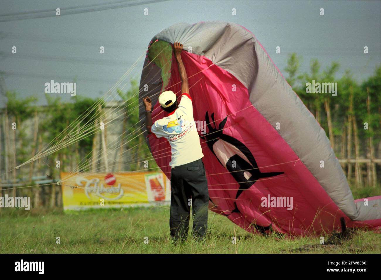 Un partecipante sta preparando un aquilone in mongolfiera durante il 2004° Jakarta International Kite Festival che si è tenuto il 9-11 luglio a Karnaval (Carnival) Beach ad Ancol Dreamland, nella zona nord di Giacarta, Indonesia. Foto Stock