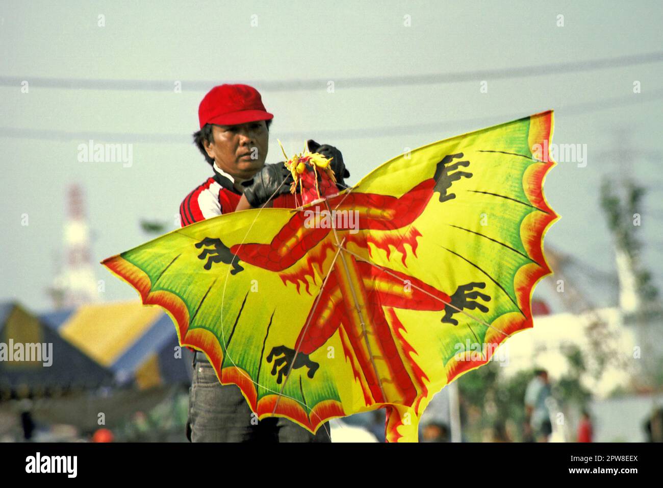 Un partecipante sta preparando un aquilone durante il 2004° Festival Internazionale di Kite di Giacarta che si è tenuto il 9-11 luglio a Karnaval (Carnival Beach) ad Ancol Dreamland, nella zona nord di Giacarta, Indonesia. Foto Stock
