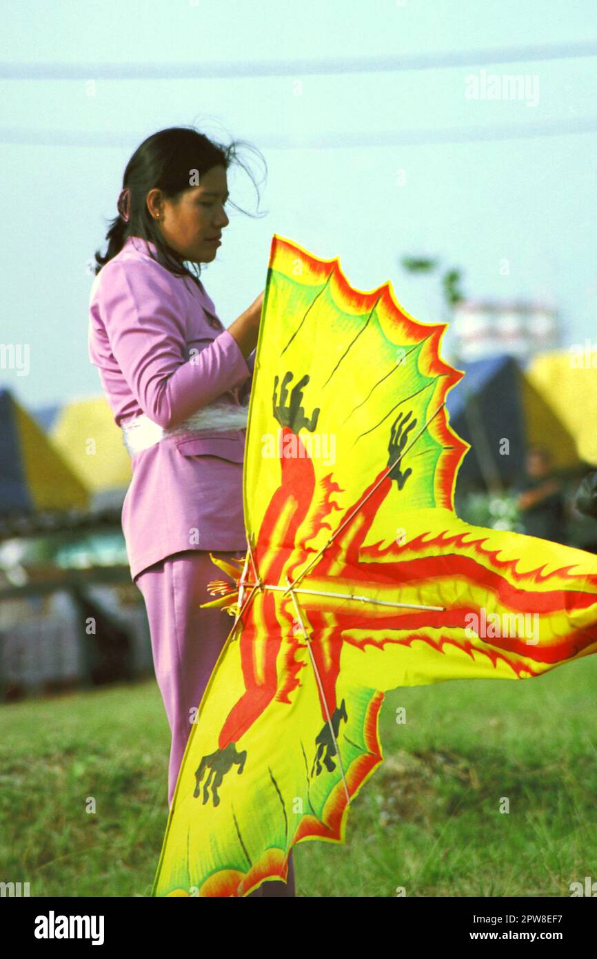 Una donna partecipante sta preparando un aquilone durante il Jakarta International Kite Festival 2004 che si è tenuto il 9-11 luglio a Karnaval (Carnival) Beach ad Ancol Dreamland, a nord di Giacarta, Indonesia. Foto Stock