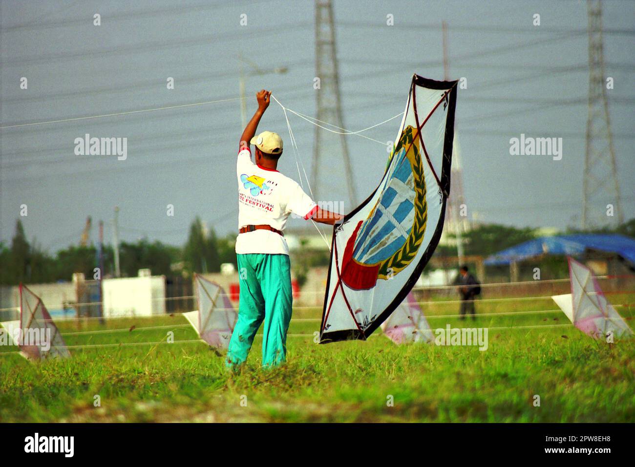 Un partecipante sta preparando un aquilone durante il 2004° Jakarta International Kite Festival che si è tenuto il 9-11 luglio a Karnaval (Carnival) Beach ad Ancol Dreamland, nella zona nord di Jakarta, Indonesia. Foto Stock