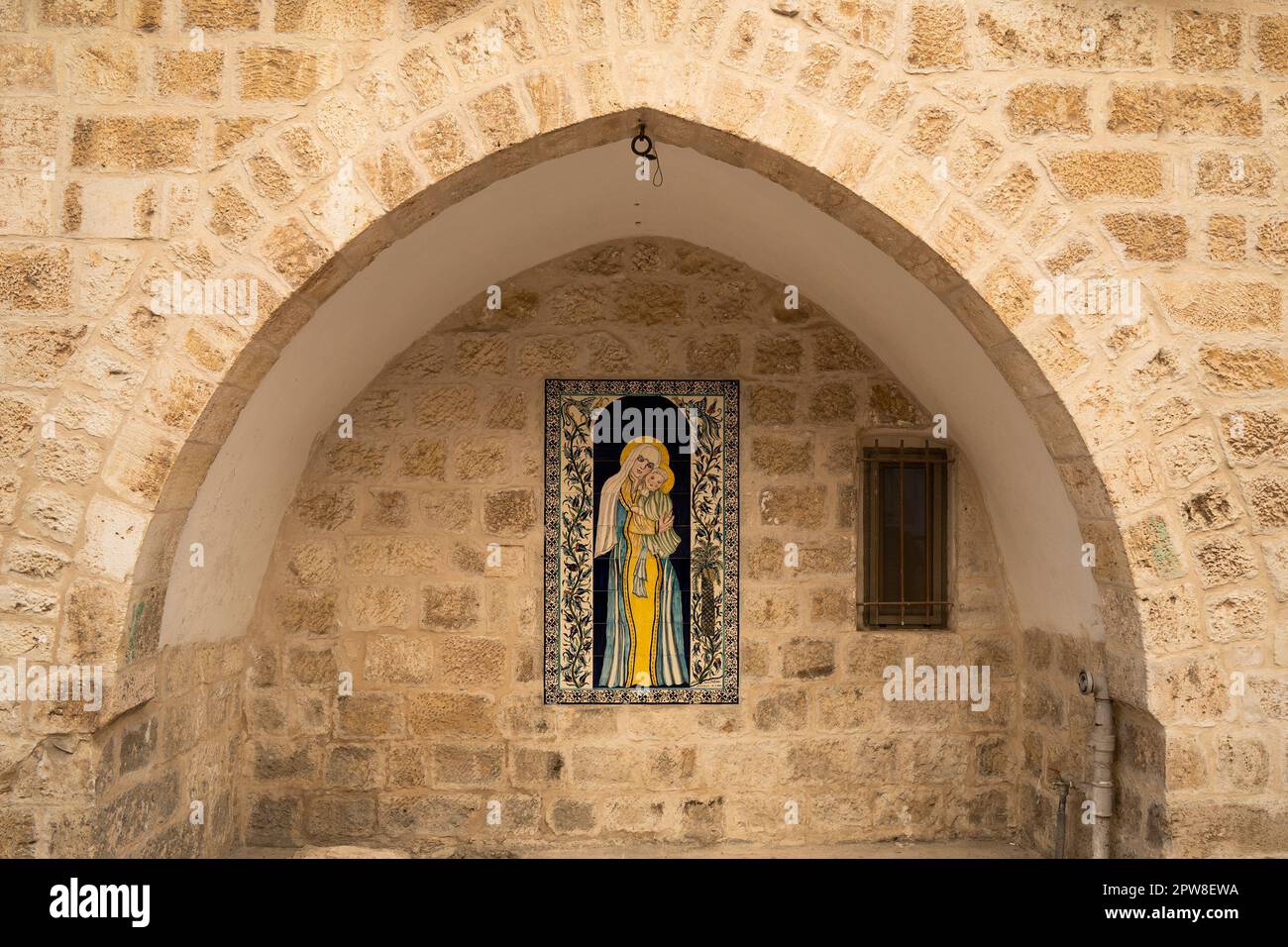 Gerusalemme, Israele - 12th novembre 2022: Un'immagine armeno di Maria e Gesù bambino, posta su un muro nel quartiere armeno, Gerusalemme, ISR Foto Stock