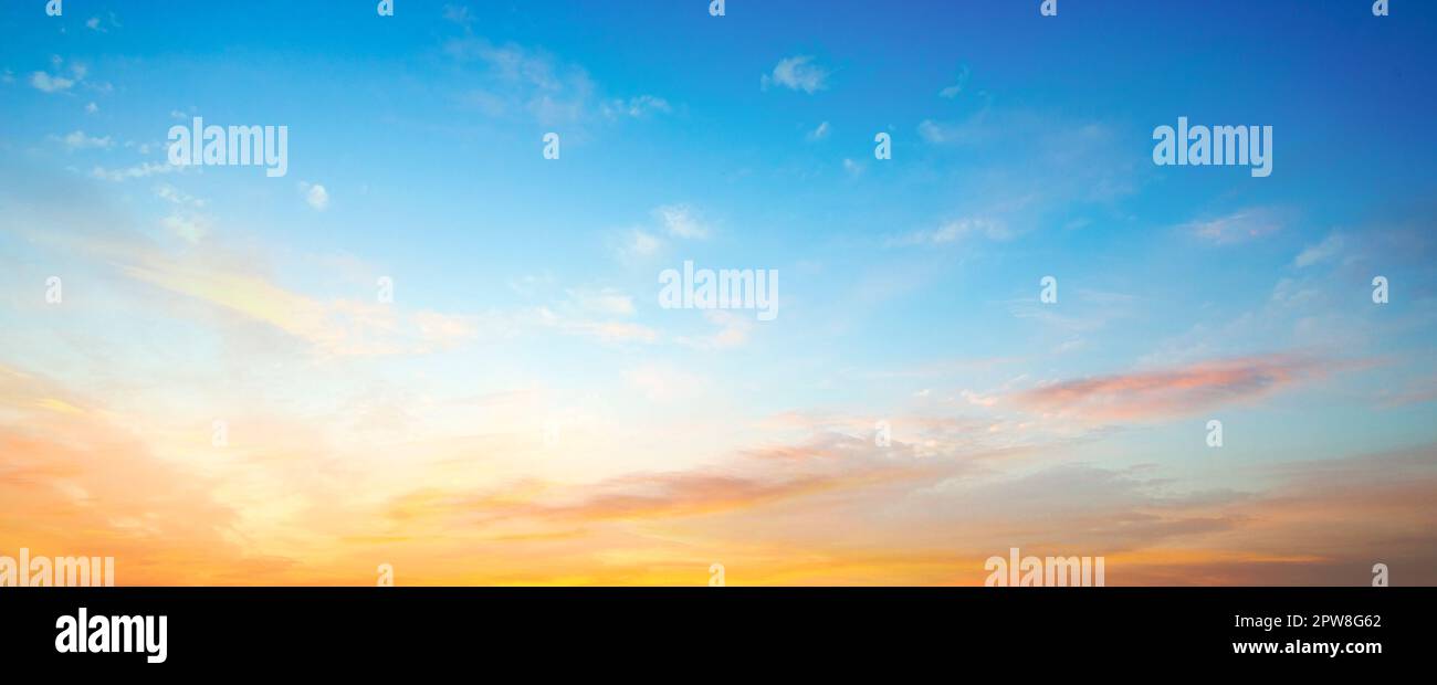 Sullo sfondo di un cielo colorato concetto: drammatico tramonto con twilight color Cielo e nubi Foto Stock