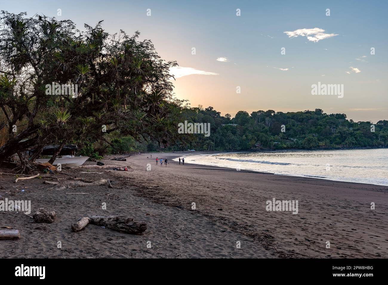 Turisti sulla spiaggia nella piccola città di Drake Bay, Puntarenas, Costa Rica Foto Stock