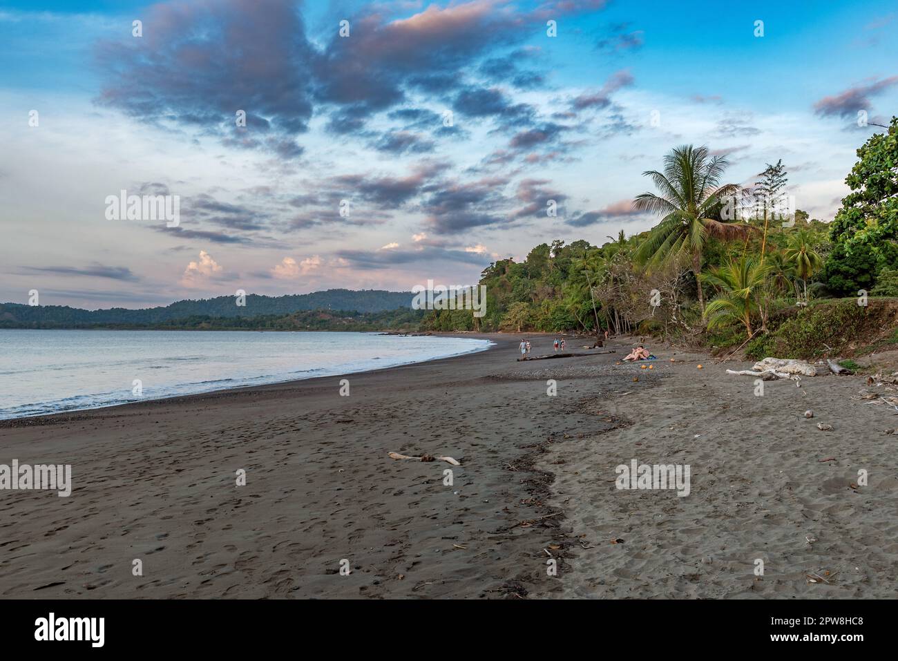 Turisti sulla spiaggia nella piccola città di Drake Bay, Puntarenas, Costa Rica Foto Stock