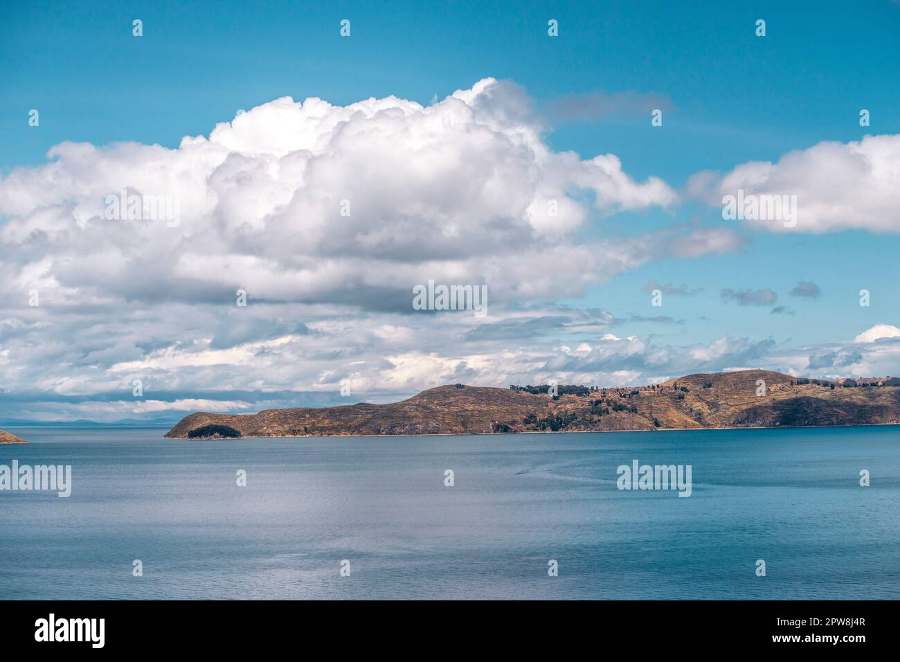 Luminoso paesaggio soleggiato sul lago Titicaca in Bolivia Foto Stock