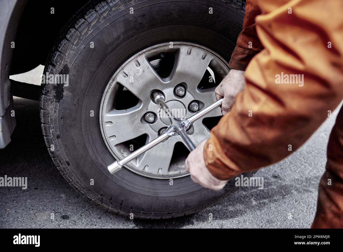Meccanico auto serrare i dadi ruota auto con chiave in officina a Odessa Ucraina Foto Stock