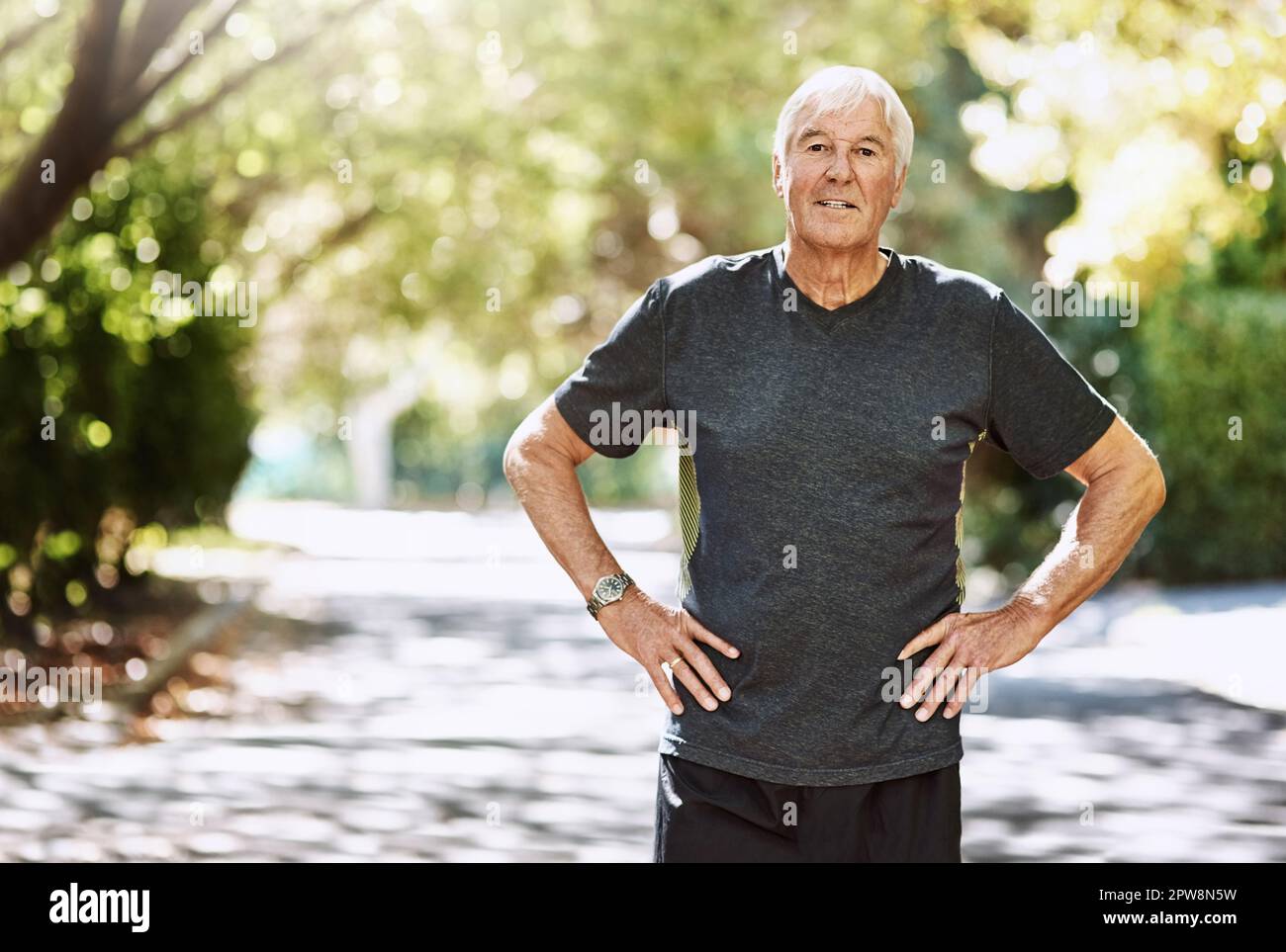 Mi sento meglio quando continuo attivo. Ritratto di un uomo anziano fuori per una corsa. Foto Stock