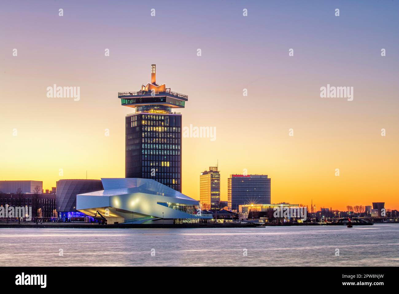 I Paesi Bassi, Amsterdam, un'DAM Tower, eye film Institute, museo e cinema, QUESTO È HOLLAND edificio. Twilight. Foto Stock