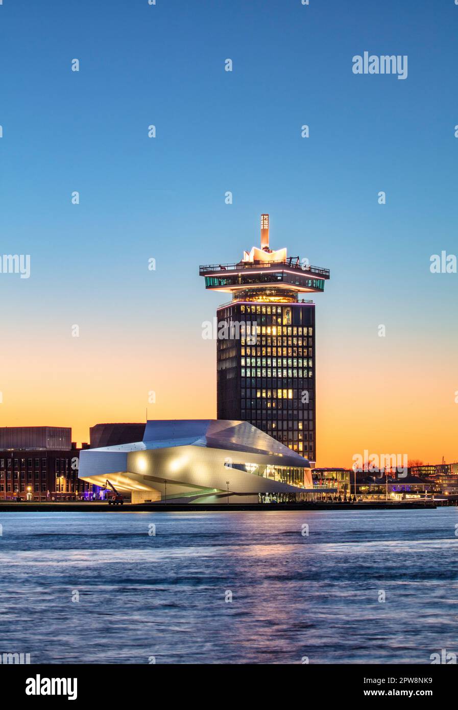 I Paesi Bassi, Amsterdam, un'DAM Tower, eye film Institute, museo e cinema, QUESTO È HOLLAND edificio. Twilight. Foto Stock