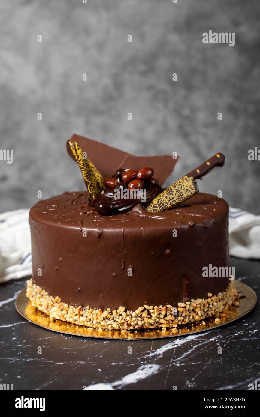 Torta di compleanno con decorazioni di frutta, cibo closeup Foto stock -  Alamy