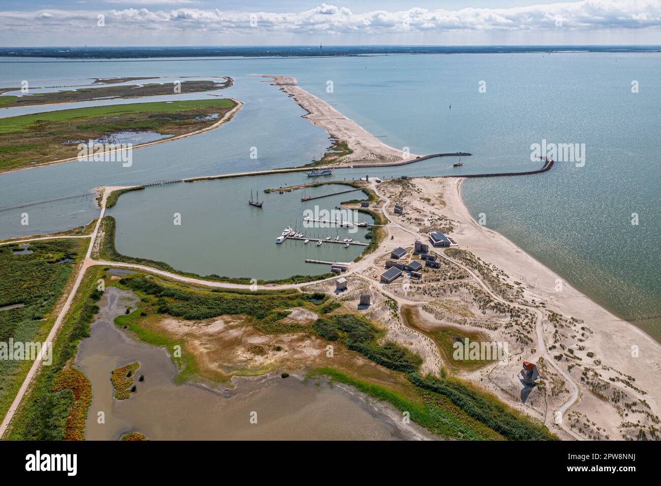 I Paesi Bassi, Lelystad, il Marker Wadden, un arcipelago artificiale nel lago di Markermeer. Riserva naturale composta da 7 isole. Porticciolo. Antenna Foto Stock