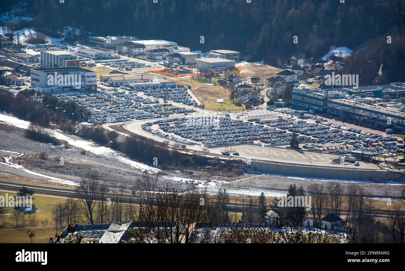 L'immensa fabbrica di occhiali Luxottica ad Agordo in provincia di Belluno in Veneto Foto Stock