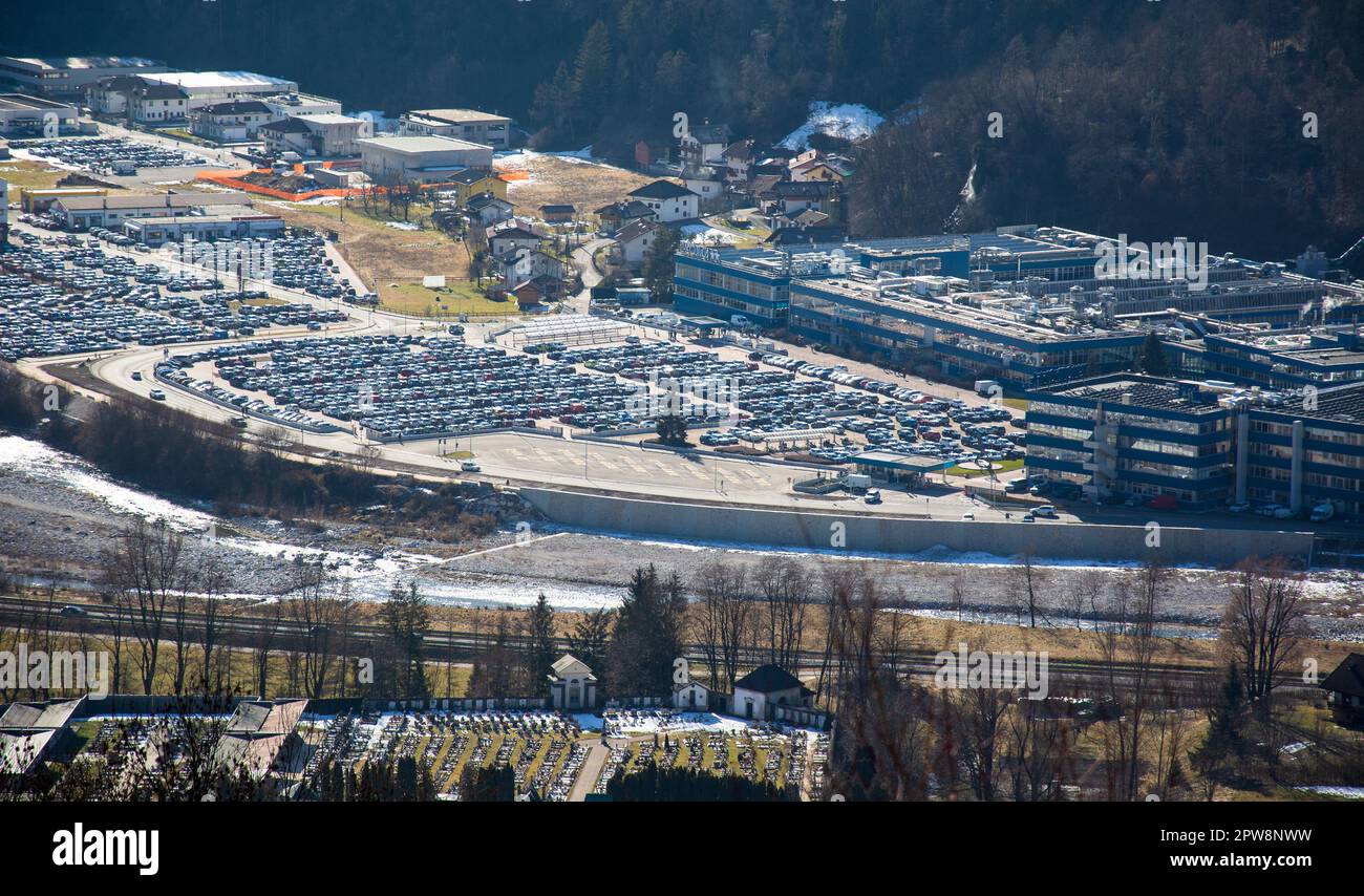 L'immensa fabbrica di occhiali Luxottica ad Agordo in provincia di Belluno in Veneto Foto Stock