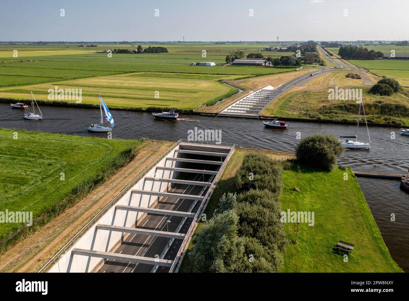 Olanda, Hommerts, Aquaduct, acquedotto che attraversa il canale di Jeltesloot. Piccoli yacht e barche a vela. Vista aerea. Foto Stock