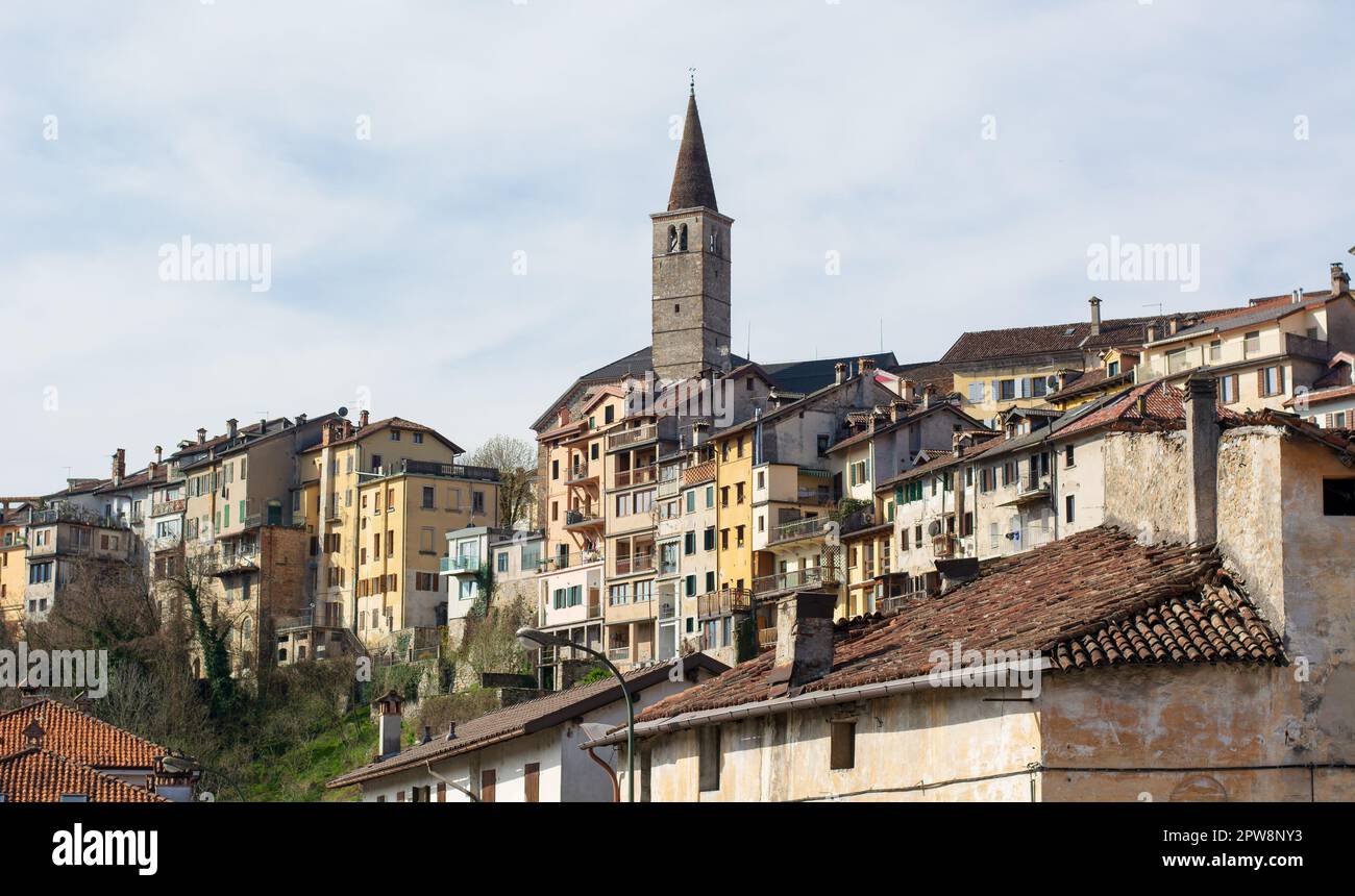 La splendida città di Belluno nel cuore delle Dolomiti italiane Foto Stock