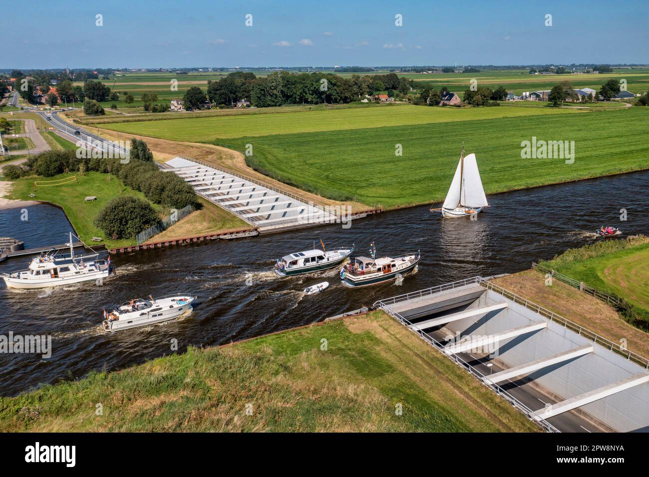 Olanda, Hommerts, Aquaduct, acquedotto che attraversa il canale di Jeltesloot. Piccoli yacht e barca a vela Lemmer AAK. Vista aerea. Foto Stock