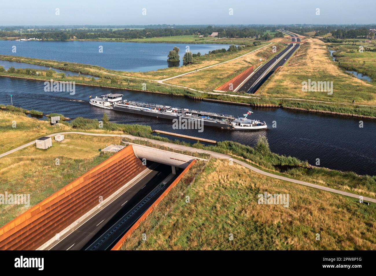 I Paesi Bassi, Bergum, Burgum, Hendrik Bulthuis Akwadukt, aquadotto. Acquedotto che attraversa Prinses Margrietkanaal, canale e N356 strada. Piccoli yacht e. Foto Stock