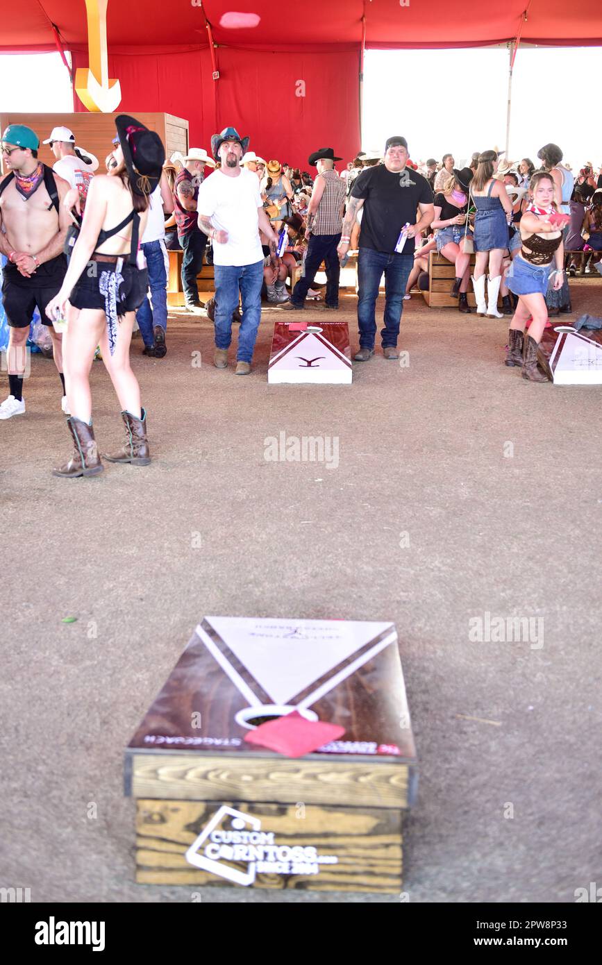 Indio, California, 28 aprile, 2023- partecipanti al festival di musica country Stagecoach che gioca a cornhole. Photo Credit: Ken Howard/ Alamy Live News Foto Stock